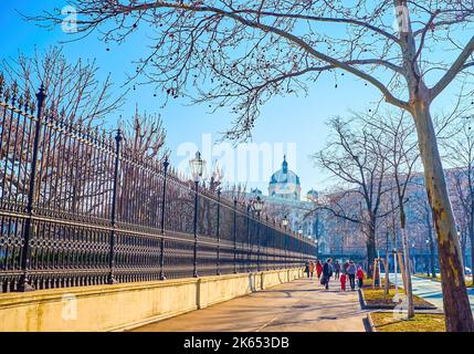 WIEN, ÖSTERREICH - 17. FEBRUAR 2019: Spaziergang entlang der Ringstraße in historischer Nachbarschaft, am 17. Februar in Wien Stockfoto