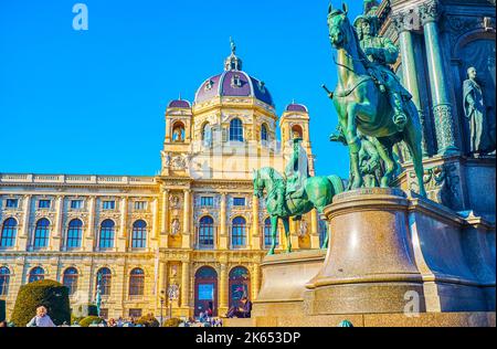 WIEN, ÖSTERREICH - 17. FEBRUAR 2019: Das Fragment des Maria-Theresa-Denkmals mit Reiterstatuen von Generälen und Naturkundemuseum auf dem Backgrou Stockfoto