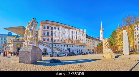 WIEN, ÖSTERREICH - 17. FEBRUAR 2019: Panorama der Gedenkstätte gegen Krieg und Faschismus am Helmut-Zilk-Platz, am 17. Februar in Wien, Österreich Stockfoto