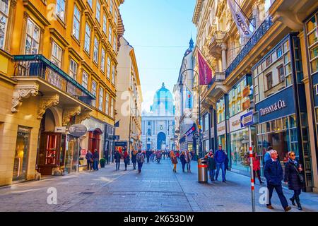 WIEN, ÖSTERREICH - 17. FEBRUAR 2019: Kohlmarkt, die schmale Fußgängerzone im zentralen Viertel mit Luxusgeschäften und Boutiquen, am 17. Februar in Vie Stockfoto