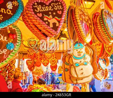 Traditionelle Wintergugerbrote in Form von Eismann auf dem Wintermarkt am Rathausplatz in Wien, Österreich Stockfoto