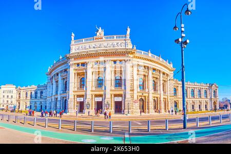 WIEN, ÖSTERREICH - 17. FEBRUAR 2019: Panorama des Burgtheaters gegenüber der Ringstraße, am 17. Februar in Wien Stockfoto