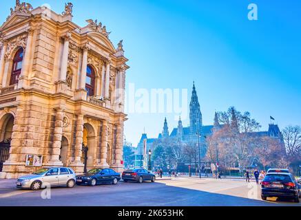 WIEN, ÖSTERREICH - 17. FEBRUAR 2019: Der Seitenflügel des Burgtheaters und des Wiener Rathauses im Hintergrund, am 17. Februar in Wien, Österreich Stockfoto