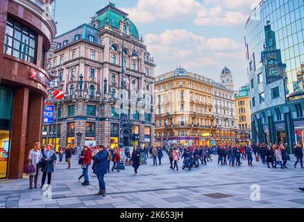 WIEN, ÖSTERREICH - 17. FEBRUAR 2019: Die Stadtlichter über der Wiener Altstadt flanieren am Februar durch zentrale Straßen, vorbei an zahlreichen Geschäften Stockfoto