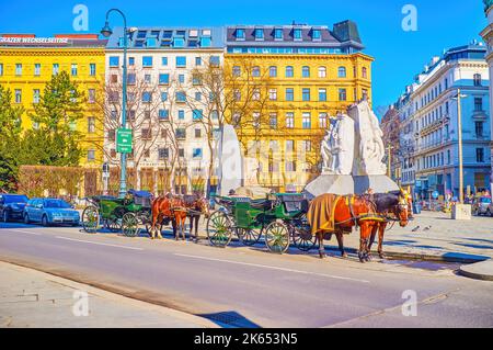 WIEN, ÖSTERREICH - 17. FEBRUAR 2019: Berühmte Vienesse-Pferdekutschen am Helmut-Zilk-Platz, am 17. Februar in Wien, Österreich Stockfoto