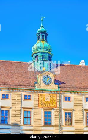 Der kleine Turm auf Schloss Amalienburg mit Uhr und Sonnenuhr, Hofburg, Wien, Österreich Stockfoto