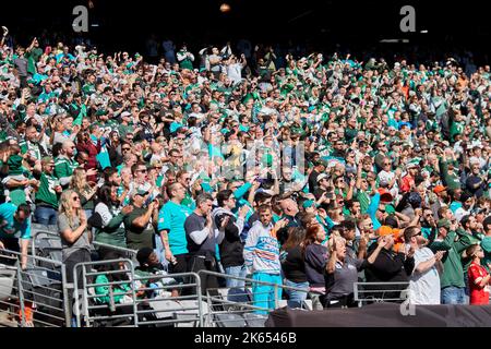 East Rutherford, New Jersey, USA. 9. Oktober 2022. Die Fans stehen während der Nationalhymne bei einem NFL-Spiel zwischen den Miami Dolphins und den New York Jets am Sonntag, den 9. Oktober 2022 im MetLife Stadium in East Rutherford, New Jersey. Duncan Williams/CSM/Alamy Live News Stockfoto