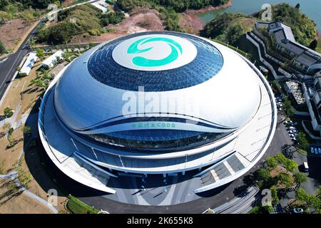 HANGZHOU, CHINA - 11. OKTOBER 2022 - eine Luftaufnahme zeigt den Radpavillon beim Veranstaltungsort der Asienspiele von Hangzhou am Ufer des Qiandao-Sees in Hang Stockfoto