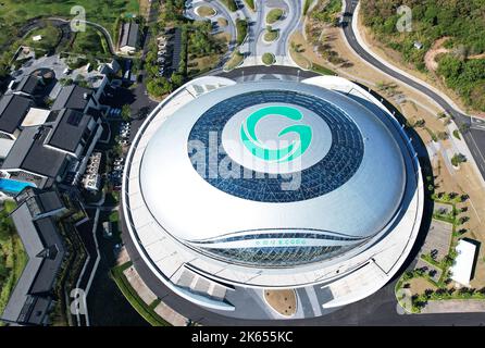 HANGZHOU, CHINA - 11. OKTOBER 2022 - eine Luftaufnahme zeigt den Radpavillon beim Veranstaltungsort der Asienspiele von Hangzhou am Ufer des Qiandao-Sees in Hang Stockfoto
