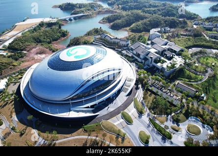 HANGZHOU, CHINA - 11. OKTOBER 2022 - eine Luftaufnahme zeigt den Radpavillon beim Veranstaltungsort der Asienspiele von Hangzhou am Ufer des Qiandao-Sees in Hang Stockfoto