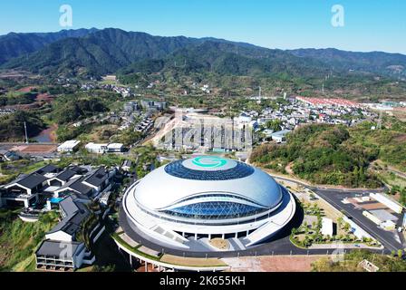 HANGZHOU, CHINA - 11. OKTOBER 2022 - eine Luftaufnahme zeigt den Radpavillon beim Veranstaltungsort der Asienspiele von Hangzhou am Ufer des Qiandao-Sees in Hang Stockfoto