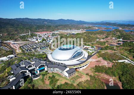 HANGZHOU, CHINA - 11. OKTOBER 2022 - eine Luftaufnahme zeigt den Radpavillon beim Veranstaltungsort der Asienspiele von Hangzhou am Ufer des Qiandao-Sees in Hang Stockfoto