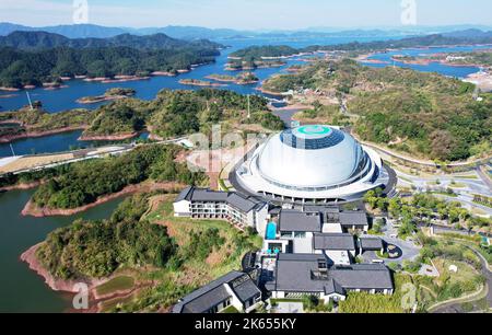 HANGZHOU, CHINA - 11. OKTOBER 2022 - eine Luftaufnahme zeigt den Radpavillon beim Veranstaltungsort der Asienspiele von Hangzhou am Ufer des Qiandao-Sees in Hang Stockfoto
