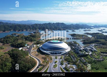 HANGZHOU, CHINA - 11. OKTOBER 2022 - eine Luftaufnahme zeigt den Radpavillon beim Veranstaltungsort der Asienspiele von Hangzhou am Ufer des Qiandao-Sees in Hang Stockfoto