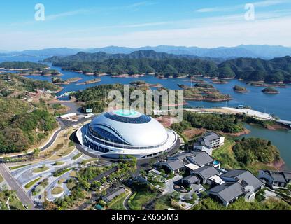 HANGZHOU, CHINA - 11. OKTOBER 2022 - eine Luftaufnahme zeigt den Radpavillon beim Veranstaltungsort der Asienspiele von Hangzhou am Ufer des Qiandao-Sees in Hang Stockfoto