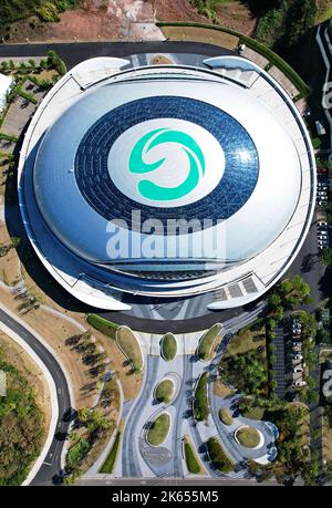 HANGZHOU, CHINA - 11. OKTOBER 2022 - eine Luftaufnahme zeigt den Radpavillon beim Veranstaltungsort der Asienspiele von Hangzhou am Ufer des Qiandao-Sees in Hang Stockfoto