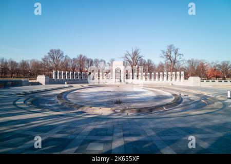 Das World war II Memorial in Washington, DC an einem wolkenlosen Wintertag. Weitwinkelansicht der atlantischen Seite des Denkmals. Keine Personen. Stockfoto