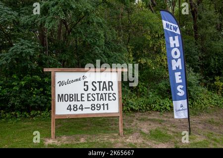 Vadnais Heights, Minnesota. 5 Sterne Mobile Estates mit Schild für neue Mobilheime zum Verkauf. Aufgrund der hohen steigenden Preise von Häusern ist ein Mobilheim ein Stockfoto