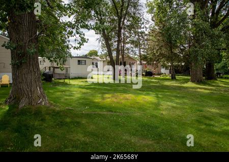 Vadnais Heights, Minnesota. 5 Sterne Mobile Estates.. Wunderschöner Blick auf den Mobilhome Park, der sich in einem Baumhain befindet. Stockfoto