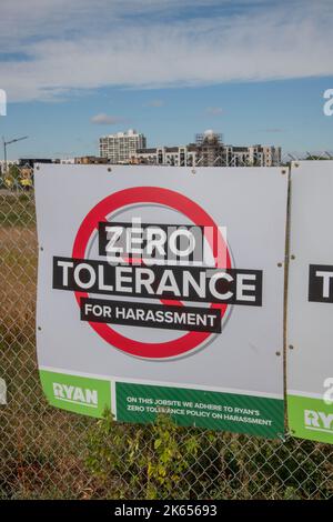 St. Paul, Minnesota. Null Toleranz Belästigung Schild auf der Baustelle. Stockfoto