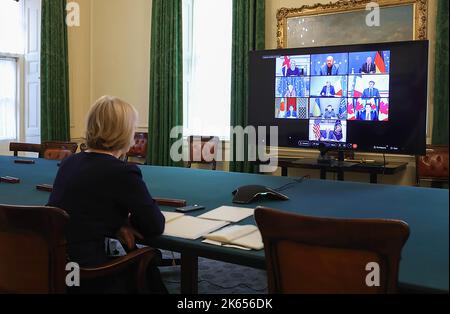 London, Großbritannien. 11. Oktober 2022. Die britische Premierministerin Liz Truss nimmt am Dienstag, den G7. Oktober, in Brüssel, Belgien, an dem virtuellen Treffen der Führer der Gruppe der Sieben und der Ukraine Teil. 11, 2022. Der ukrainische Präsident Wolodymyr Zelenski bat die Führer der Gruppe der sieben (G7) Länder um mehr Unterstützung für die Luftverteidigungsfähigkeiten „Luftschild“, da G7 Kiew weiterhin „solange wie es dauert“ Unterstützung zusicherte. Foto: UK PM Press Office/UPI Credit: UPI/Alamy Live News Stockfoto