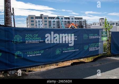 St. Paul, Minnesota. Highland Bridge-Projekt. Schild mit Werbung für die Annehmlichkeiten des neuen Wohnprojekts, das erschwingliche Wohnungen, Retail Spa umfasst Stockfoto