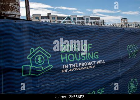 St. Paul, Minnesota. Highland Bridge-Projekt. Sign Werbung erschwingliche Gehäuse als eine der Annehmlichkeiten eines neuen Wohnprojekt, das auch gehören Stockfoto