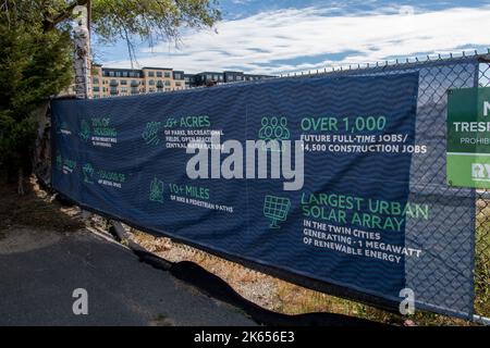 St. Paul, Minnesota. Highland Bridge-Projekt. Schild mit Werbung für die Annehmlichkeiten des neuen Wohnprojekts, das erschwingliche Wohnungen, Retail Spa umfasst Stockfoto