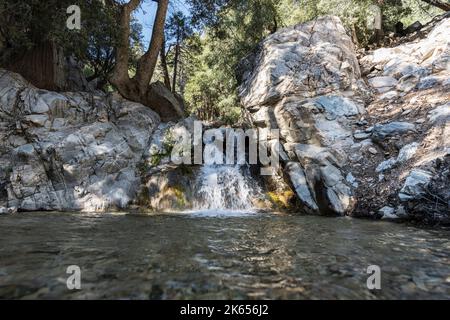 Die Basis der Big Falls bei Forest Falls im San Bernardino County, Kalifornien. Stockfoto