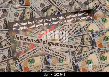 Stillleben der Inflation mit Geld und steigenden Pfeil auf der Karte. Stockfoto