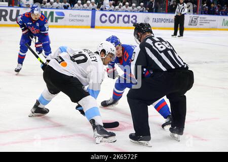 Sankt Petersburg, Russland. 11. Oktober 2022. SKA Hockey Club Spieler, Vasily Glotov (C) und Dinamo Hockey Club Spieler, Nick Merkley (No.10) in Aktion gesehen während der Kontinental Hockey League, reguläre Saison KHL 2022 - 2023 zwischen SKA Sankt Petersburg und Dinamo Minsk im Ice Sports Palace.(Endstand; SKA Sankt Petersburg 3:2 Dinamo Minsk) Kredit: SOPA Images Limited/Alamy Live News Stockfoto