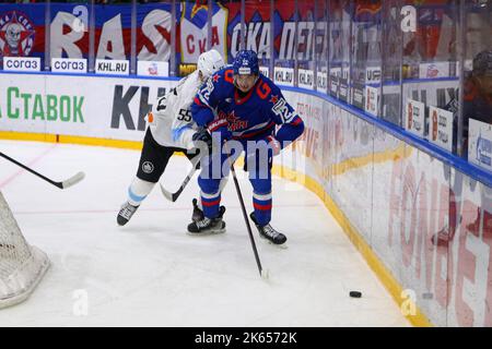 Sankt Petersburg, Russland. 11. Oktober 2022. SKA Hockey Club Spieler, Emil Galimov (No.72) und Dinamo Hockey Club Spieler, Ilya Sushko (No.55) in Aktion gesehen während der Kontinental Hockey League, reguläre Saison KHL 2022 - 2023 zwischen SKA Sankt Petersburg und Dinamo Minsk im Ice Sports Palace. (Endergebnis; SKA Saint Petersburg 3:2 Dinamo Minsk) Credit: SOPA Images Limited/Alamy Live News Stockfoto