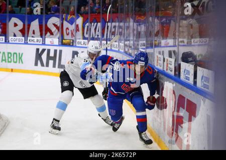 Sankt Petersburg, Russland. 11. Oktober 2022. SKA Hockey Club Spieler, Emil Galimov (No.72) und Dinamo Hockey Club Spieler, Ilya Sushko (No.55) in Aktion gesehen während der Kontinental Hockey League, reguläre Saison KHL 2022 - 2023 zwischen SKA Sankt Petersburg und Dinamo Minsk im Ice Sports Palace. (Endergebnis; SKA Saint Petersburg 3:2 Dinamo Minsk) Credit: SOPA Images Limited/Alamy Live News Stockfoto