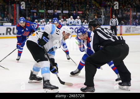 Sankt Petersburg, Russland. 11. Oktober 2022. SKA Hockey Club Spieler, Mikhail Vorobyov (R2) und Dinamo Hockey Club Spieler, Ryan Spooner (No.51) in Aktion gesehen während der Kontinental Hockey League, reguläre Saison KHL 2022 - 2023 zwischen SKA Sankt Petersburg und Dinamo Minsk im Ice Sports Palace.(Endstand; SKA Sankt Petersburg 3:2 Dinamo Minsk) Kredit: SOPA Images Limited/Alamy Live News Stockfoto