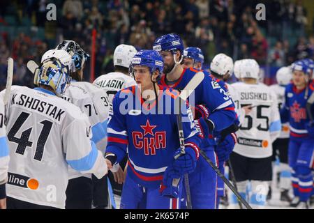 Sankt Petersburg, Russland. 11. Oktober 2022. SKA Hockey Club Spieler Daniil Pylenkov (C) und Dinamo Hockey Club Spieler, Konstantin Schostak (No.41) in Aktion gesehen während der Kontinental Hockey League, reguläre Saison KHL 2022 - 2023 zwischen SKA Sankt Petersburg und Dinamo Minsk im Ice Sports Palace.(Endstand; SKA Sankt Petersburg 3:2 Dinamo Minsk) Kredit: SOPA Images Limited/Alamy Live News Stockfoto