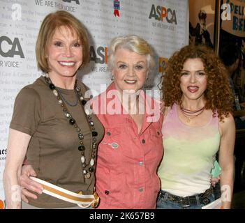 Angela Lansbury starb heute im Alter von 96 Jahren in ihrem Haus in Los Angeles. Mit ihrer langjährigen Fernsehserie „Murder, She Driet“ verbrachte sie sieben Jahrzehnte in Film, Theater und Fernsehen. Mary Tyler Moore, Angela Lansbury & Bernadette Peters Broadway Barks 9! Abgehalten in: Shubert Alley 14. Juli 2007 @Steven Bergman/AFF-USA.com Quelle: AFF/Alamy Live News Stockfoto