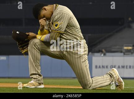 Los Angeles, Usa. 11. Oktober 2022. Der Rechtsfeldspieler Juan Soto von San Diego Padres kniet sich vor dem Los Angeles Dodgers während des ersten Spiels der National League Divisional Series im Dodgers Stadium in Los Angeles am Dienstag, dem 11 2022. Oktober. Foto von Jim Ruymen/UPI Credit: UPI/Alamy Live News Stockfoto