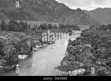 Stromschnellen von Orocto am Katuni River. Felsige Ufer eines Gebirgsflusses aus vulkanischem Gestein. Altai-Republik, Sibirien, Russland, 2022 Stockfoto