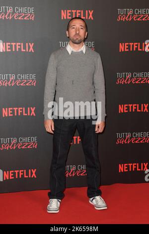 Rom, Italien. 11. Oktober 2022. Fabio Stirlani besucht den roten Teppich der Netflix-Serie 'Tutto chiede salvezza' im Space Cinema Moderno. (Foto: Mario Cartelli/SOPA Images/Sipa USA) Quelle: SIPA USA/Alamy Live News Stockfoto