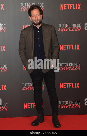 Rom, Italien. 11. Oktober 2022. Lorenzo Lavia besucht den roten Teppich der Netflix-Serie 'Tutto chiede salvezza' im Space Cinema Moderno. (Foto: Mario Cartelli/SOPA Images/Sipa USA) Quelle: SIPA USA/Alamy Live News Stockfoto