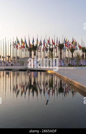 Die Flag Plaza zeigt 119 Flaggen aus Ländern mit zugelassenen diplomatischen Missionen, darunter Flaggen der Europäischen Union, der Vereinten Nationen und des GCC. Stockfoto