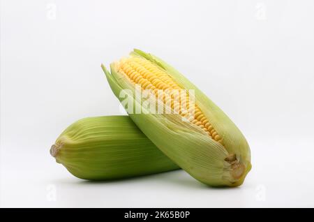 Frische süße Hühneraugen mit grünen Blättern auf weißem Hintergrund Stockfoto