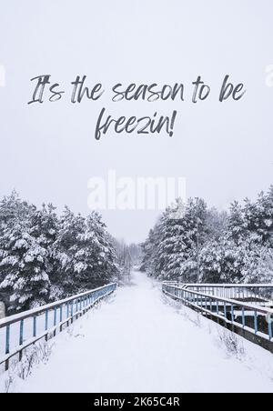 Es ist die Jahreszeit, die frei sein soll Inspiration Witz Zitat Phrase Winterurlaub Landschaft Wald dramatische Ansicht der schneebedeckten Fichten an frostigen Tag. Frohes neues Jahr und frohe weihnachten Grußkarte Vertikal Stockfoto