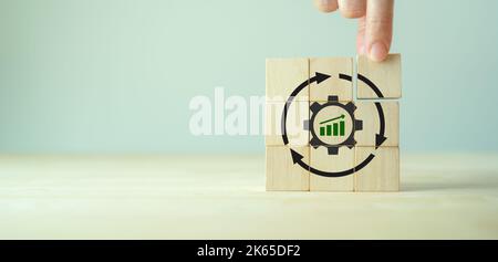 Konzept der kontinuierlichen Verbesserung. Probleme lösen, organisatorische Prozesse verbessern. Schaffung einer Mentalität zur kontinuierlichen Verbesserung. Projekt- und Prozessmann Stockfoto