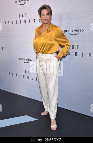 Los Angeles, Kalifornien, USA. 11. Oktober 2022. Alexandra Billings bei der Ankunft im ‘The Peripheral’ Los Angeles Premiere im Ace Hotel am 11. Oktober 2022 in Los Angeles, CA. © OConnor/AFF-USA.com Quelle: AFF/Alamy Live News Stockfoto
