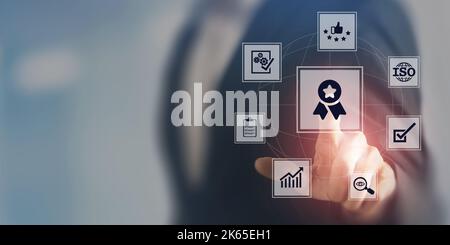 Qualitätsgarantie-Konzept. Zertifizierung nach ISO-Standard. Wird für Banner und Werbung für die Qualität von Produkten und Dienstleistungen verwendet. Berühren Sie auf dem Bildschirm mit Stockfoto