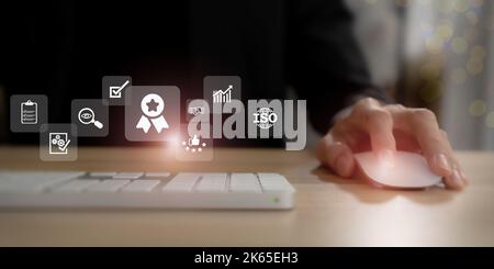 Qualitätsgarantie-Konzept. Zertifizierung nach ISO-Standard. Wird für Banner und Werbung für die Qualität von Produkten und Dienstleistungen verwendet. Arbeiten am Computer mit Stockfoto