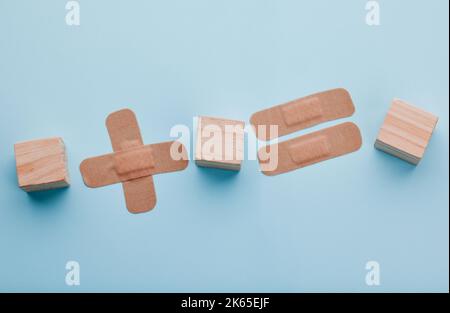 Bleiben Sie Kopf des Virus-Spiel. High-Angle-Aufnahme von Holzblöcken in einem leeren Studio. Stockfoto