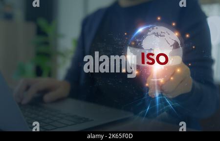 ISO-Normen Qualitätskontrolle, Qualitätssicherung und Garantie Business-Technologie-Konzept. Arbeiten am Computer mit ISO- und Globussymbolen auf intelligentem Hintergrund. I Stockfoto