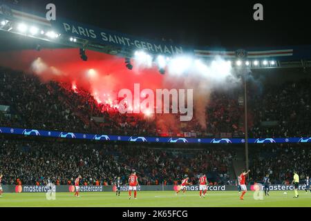 Paris, Frankreich. 11. Oktober 2022. Benfica-Fans Fußball/Fußball : Allgemeine Ansicht der Benfica-Fans feiern nach Joao Marios Tor während der UEFA Champions League Gruppenphase Matchday 4 Gruppe-H-Spiel zwischen Paris Saint-Germain 1-1 SL benfica im Parc des Princes in Paris, Frankreich . Quelle: Mutsu Kawamori/AFLO/Alamy Live News Stockfoto